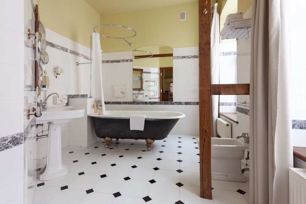 Best Western Santakos Hotel Suite, 1 King Bed 4