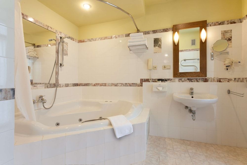 Best Western Santakos Hotel Suite, Multiple Beds, Smoking (Living Room) 9