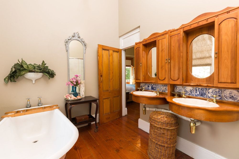 Classic Suite, 1 King Bed, Private Bathroom, River View (Master)