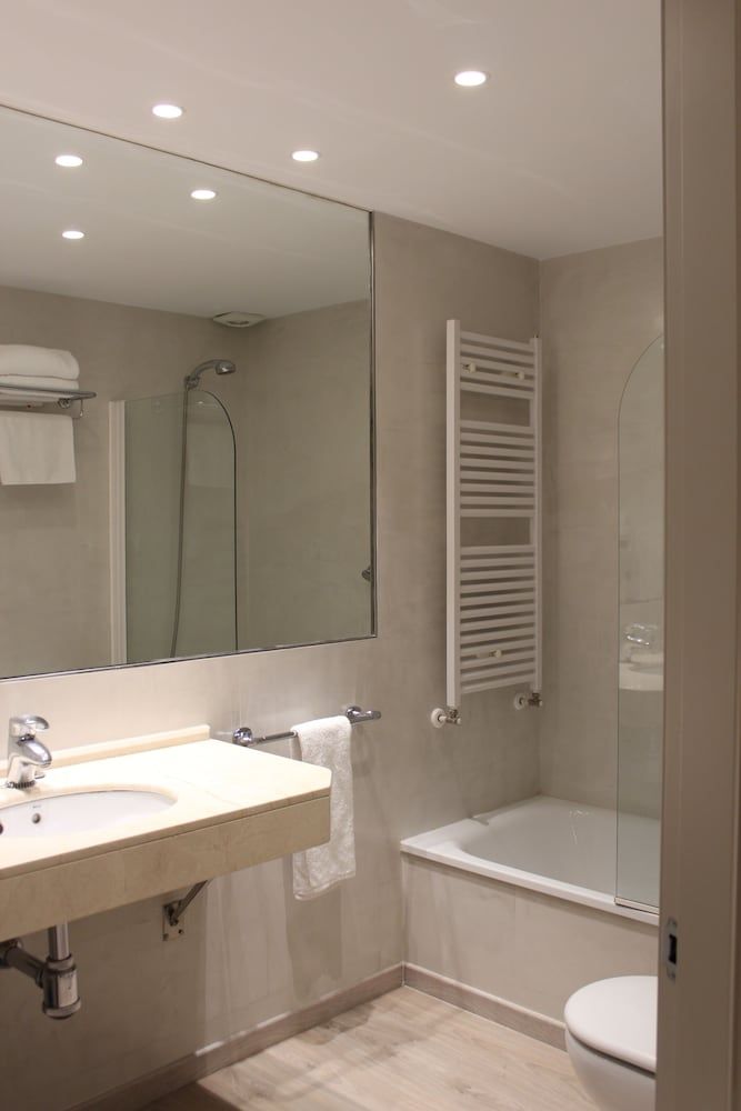 Hotel Carreño Family Quadruple Room 8