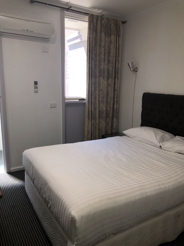 Evancourt Motel Economy Double Room 2
