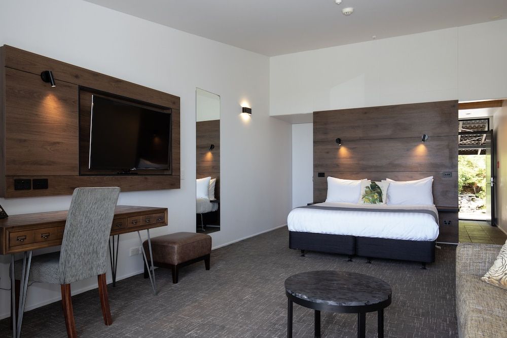 Deluxe Ocean View Suite - Balcony