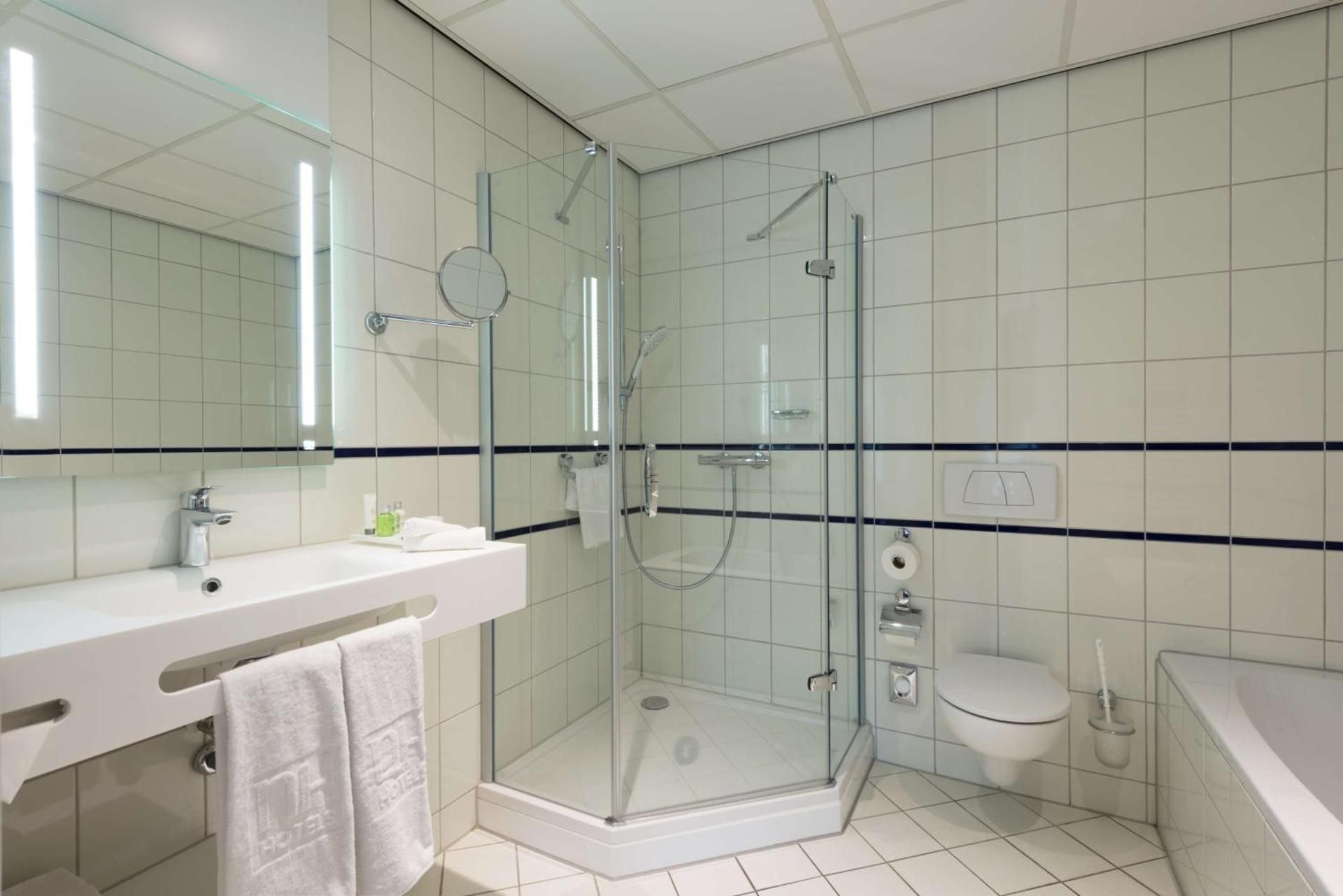 NH Eindhoven Conference Centre Koningshof Family connecting (2 adults + 2 children) 3