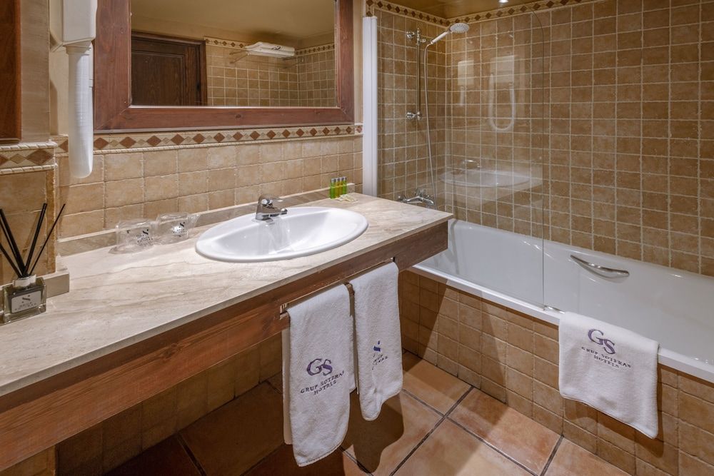 Gran Hotel Rey Don Jaime Triple Room (With extra bed) 5