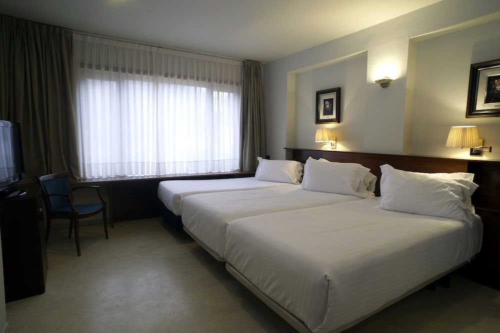 Gran Hotel Rey Don Jaime Triple Room (With extra bed) 4