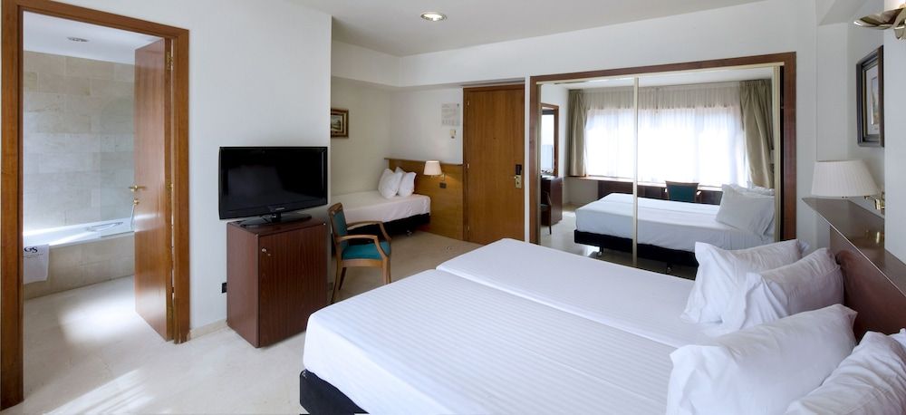 Gran Hotel Rey Don Jaime Triple Room (With extra bed) 2