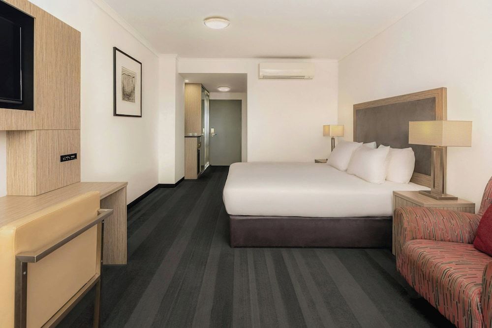 Courtyard By Marriott Darwin Standard Room, 1 King Bed, City View 3