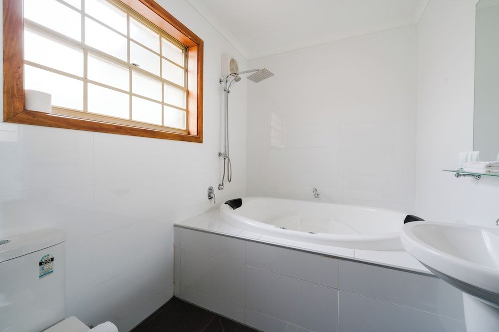 Yarra Valley Motel Deluxe Spa Room 3