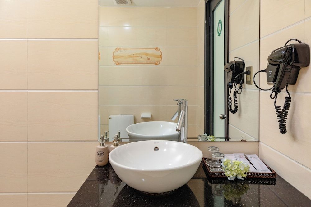 Kay Hotel Danang - Near Dragon Bridge Deluxe Double Room, City View 5