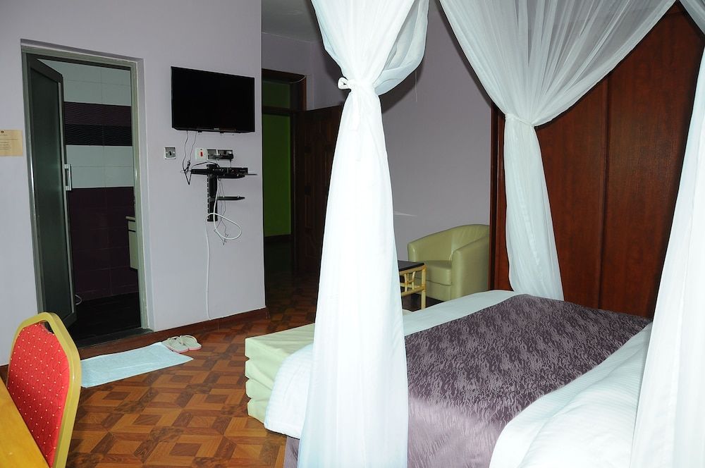 Karen Inn and Suites Deluxe Double Room 3