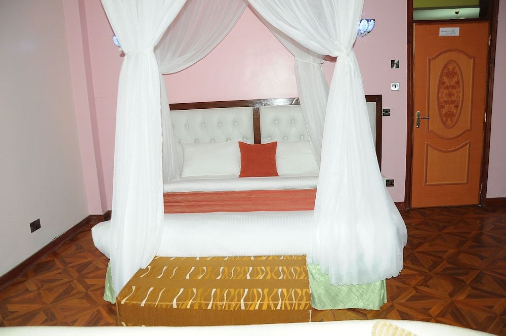 Karen Inn and Suites Deluxe Double Room 5