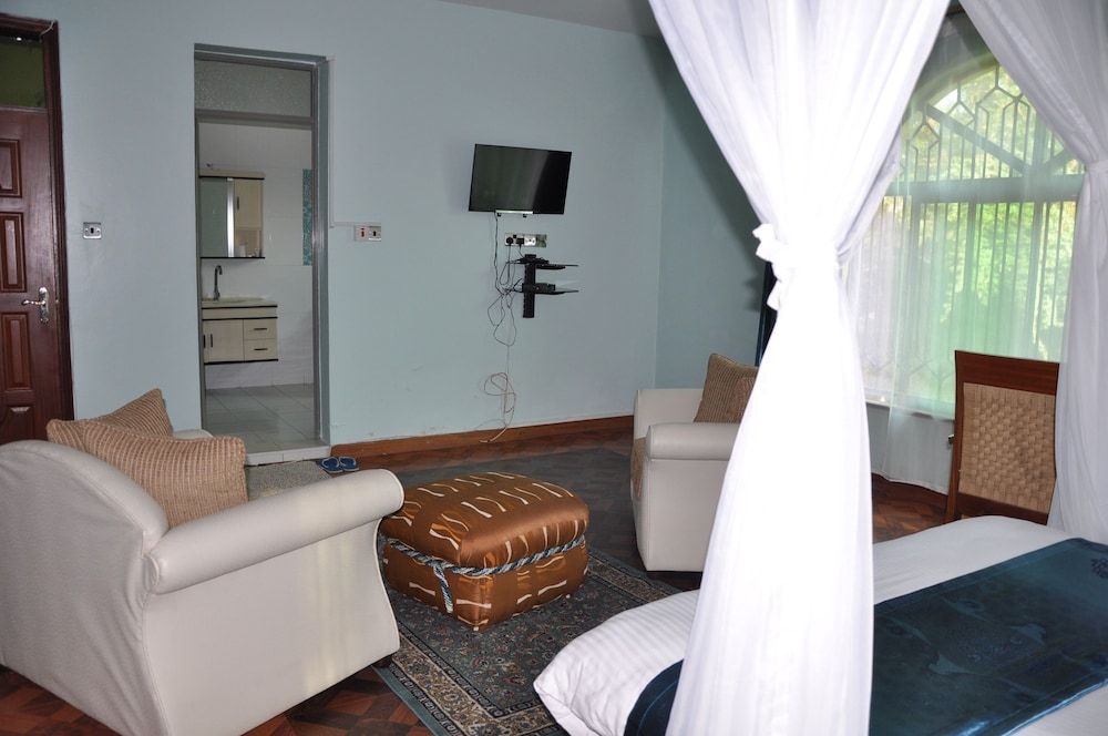 Karen Inn and Suites Deluxe Double Room 2