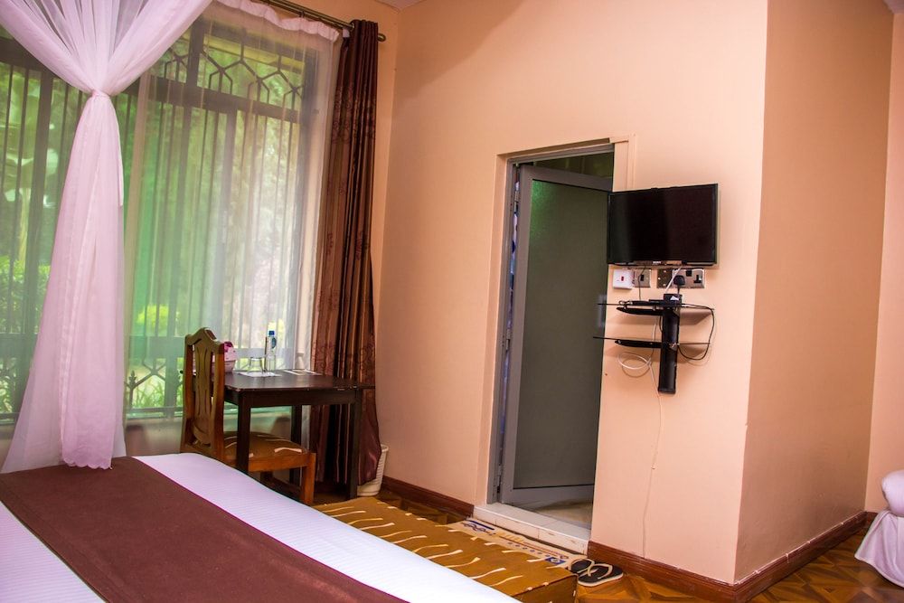 Karen Inn and Suites Deluxe Double Room 8