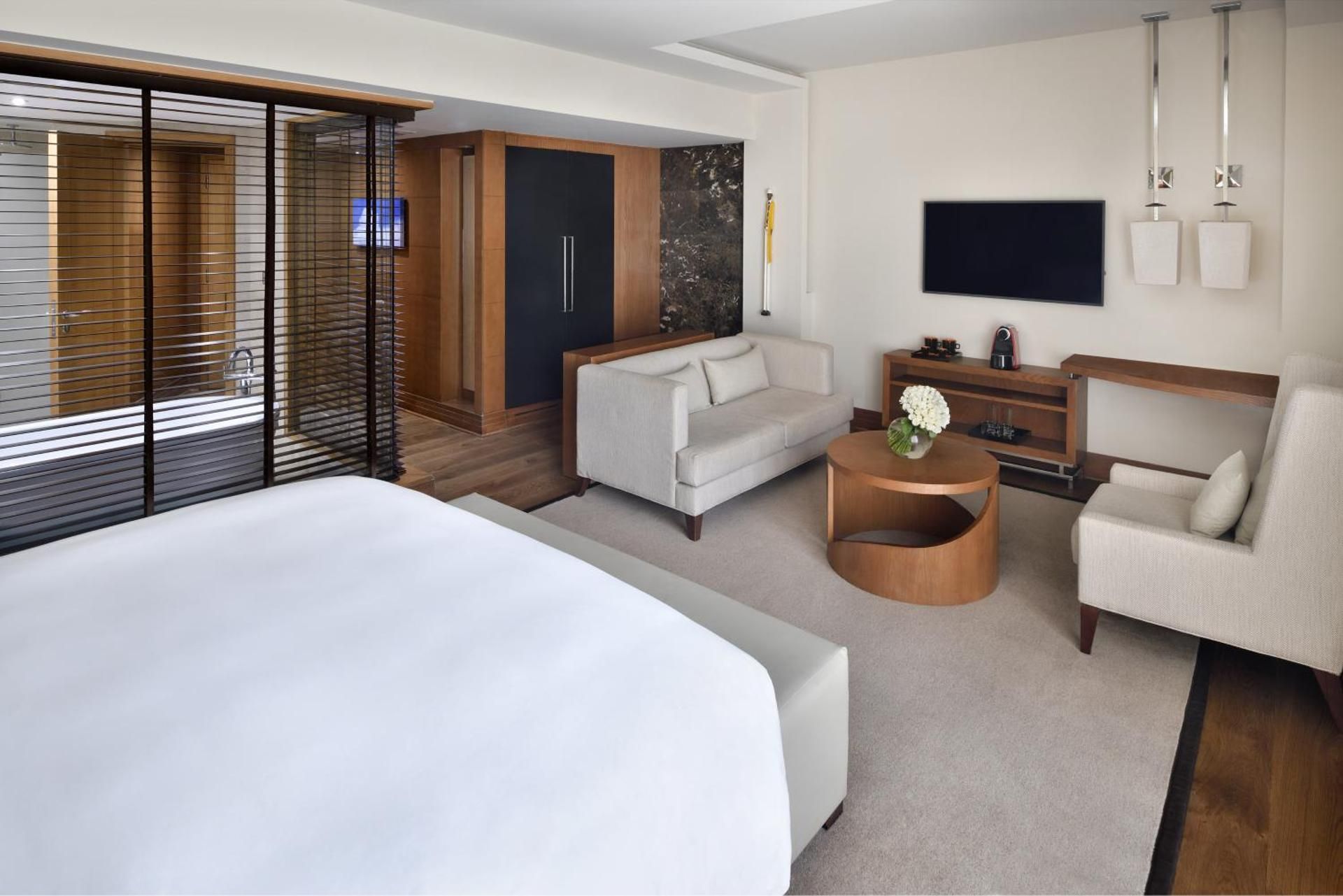 Executive lounge access, Junior Suite, 1 King, City view