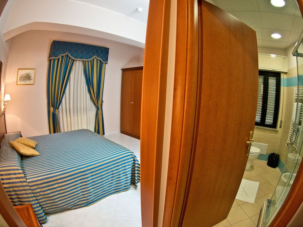 Hotel Niagara Economy Room, 1 Double Bed 7