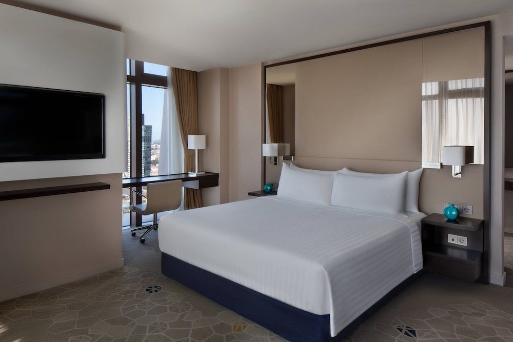 Istanbul Marriott Hotel Sisli Deluxe Room, 1 King Bed, City View 3