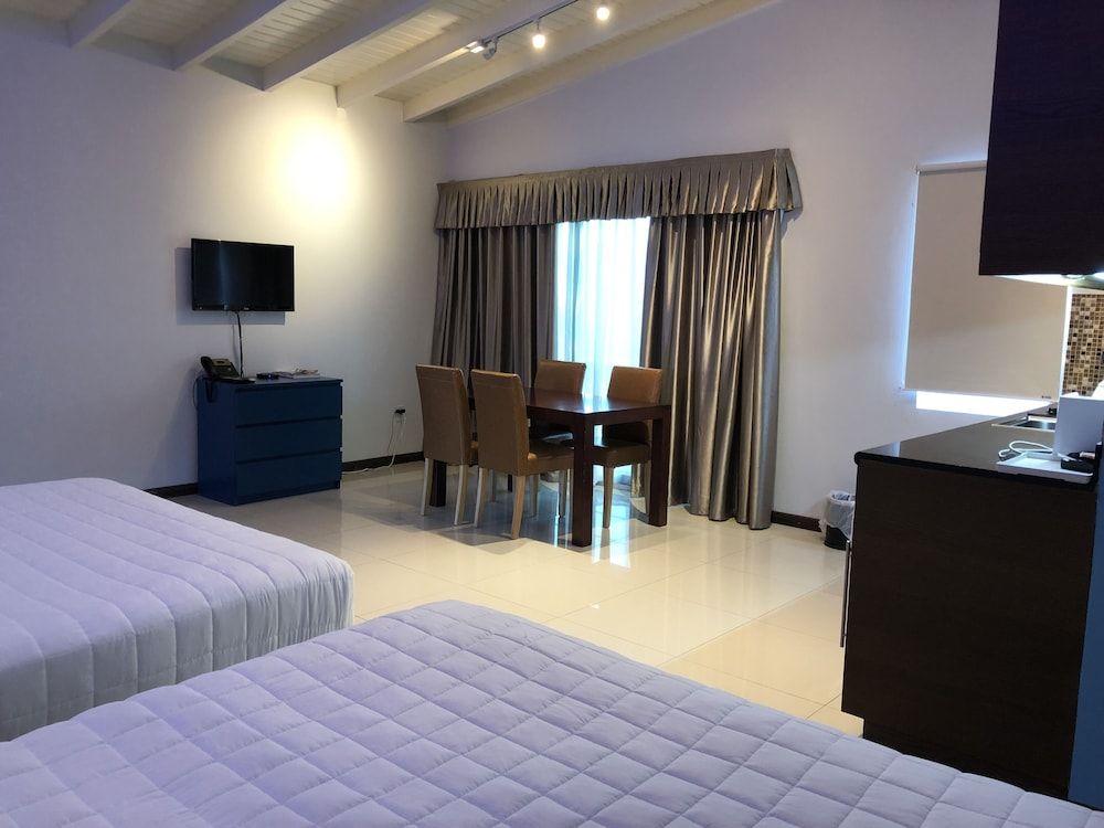 Quint's Travelers Inn Family Studio, Multiple Beds 2