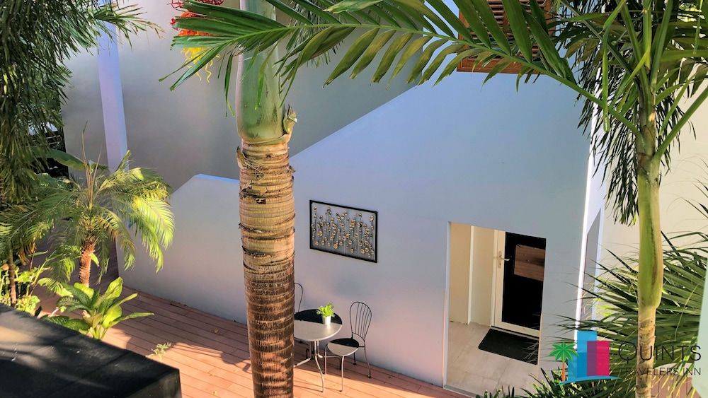 Quint's Travelers Inn King Room 7