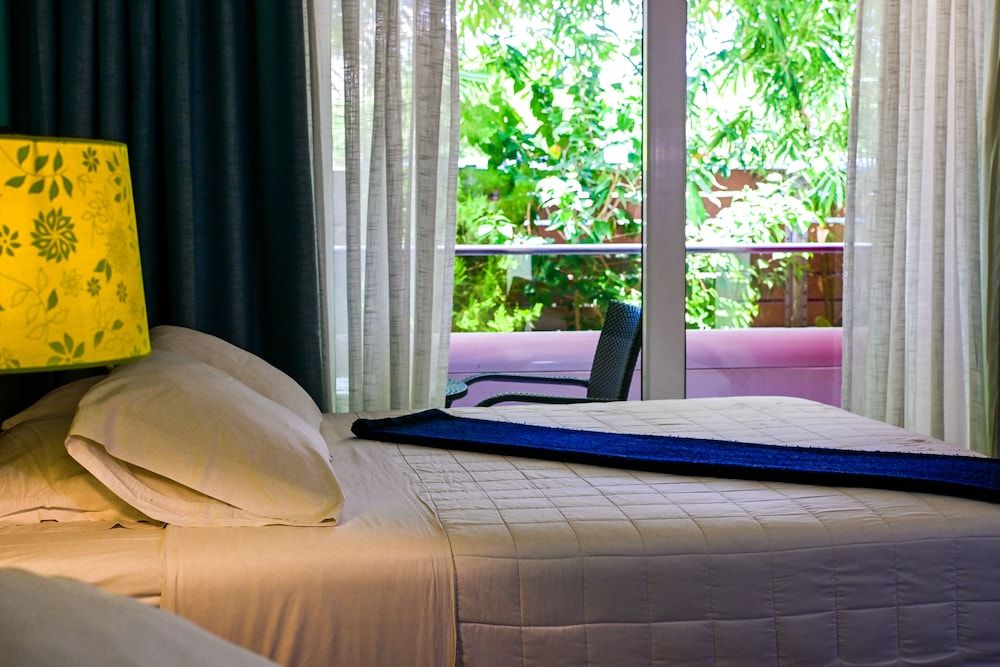 Quint's Travelers Inn Queen Room 4