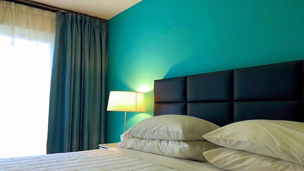 Quint's Travelers Inn King Room 2