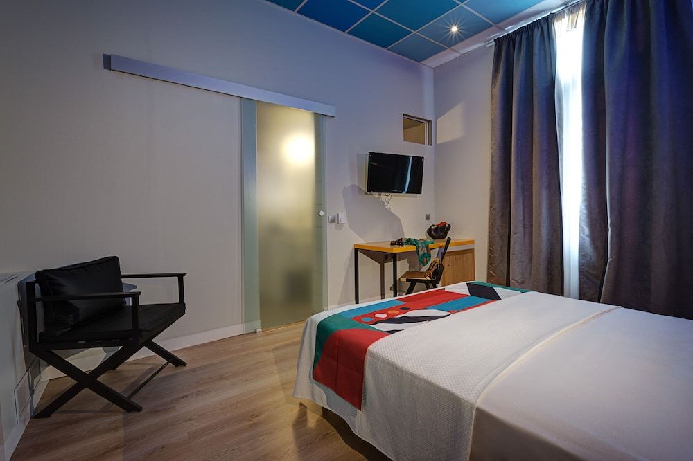 COLORS Central Ladadika Business Room (Economy) 3