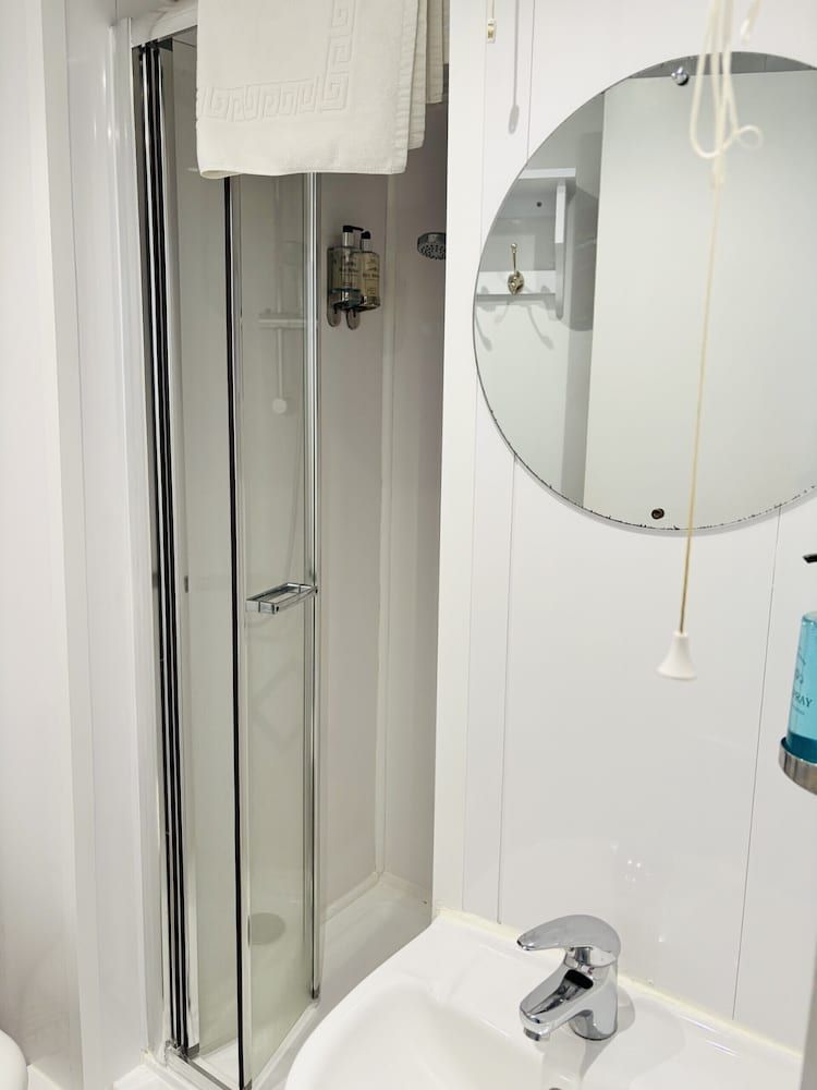 Carnson House Single Room, Ensuite (Room 2) 4