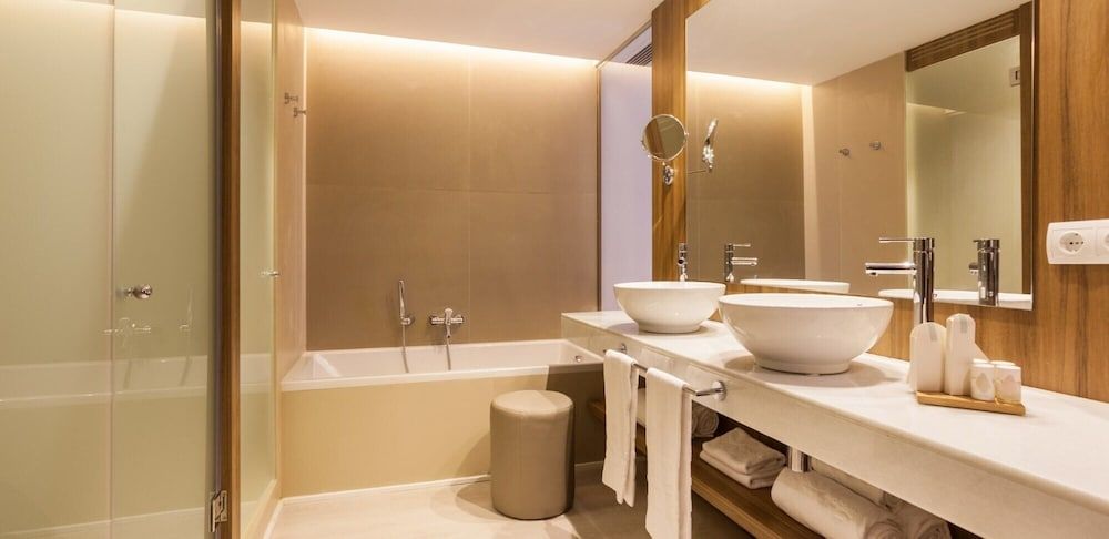 Family Suite (5 Adults + 1 child)