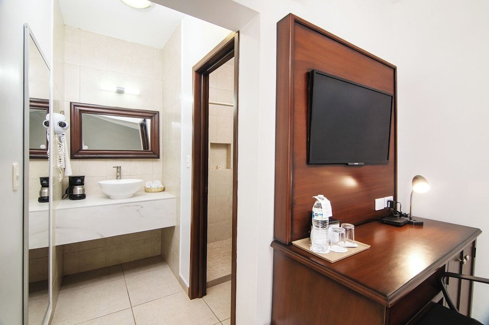 Best Western Plus San Jorge Standard Room, 1 King Bed, Non Smoking 2