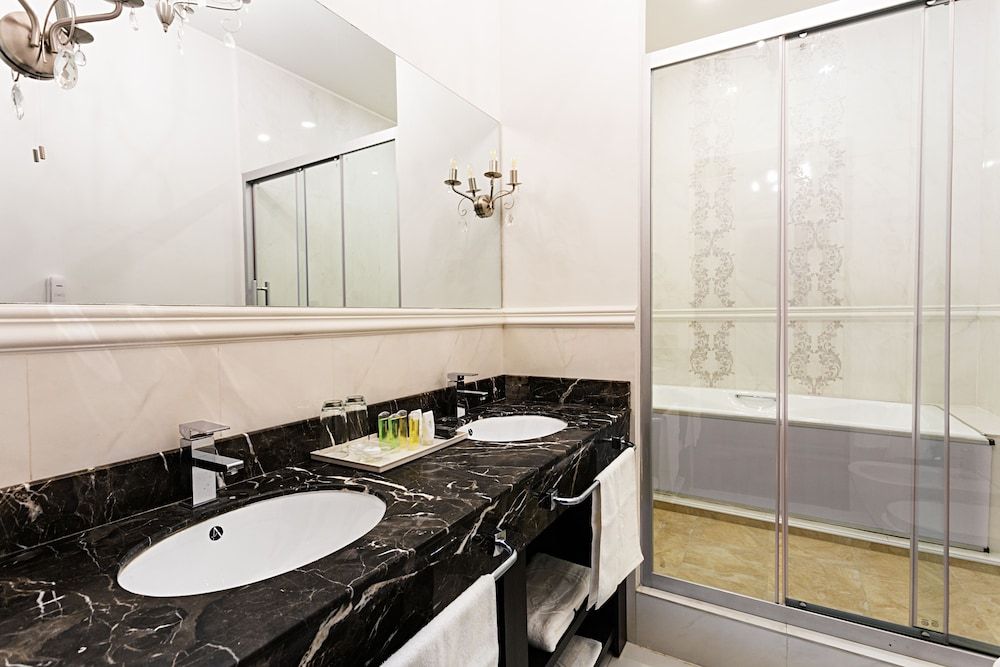 Ambassador Hotel Suite (Ambassador) 2