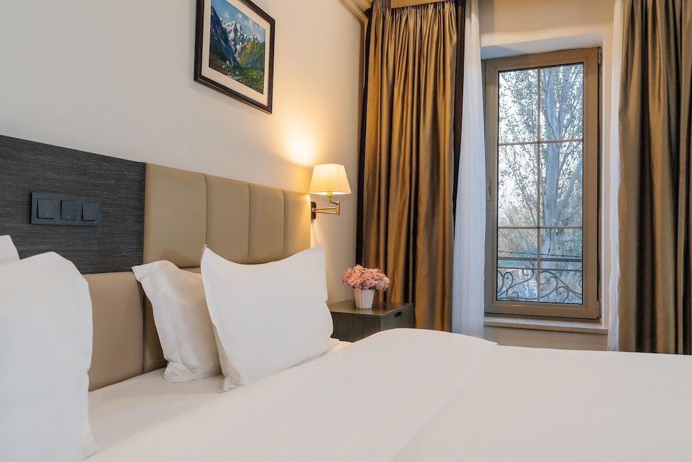 Ambassador Hotel Family Room 7