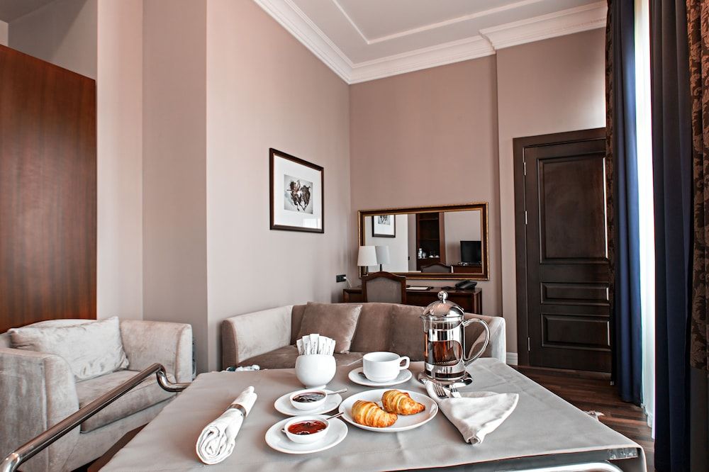 Ambassador Hotel Suite (Ambassador) 3