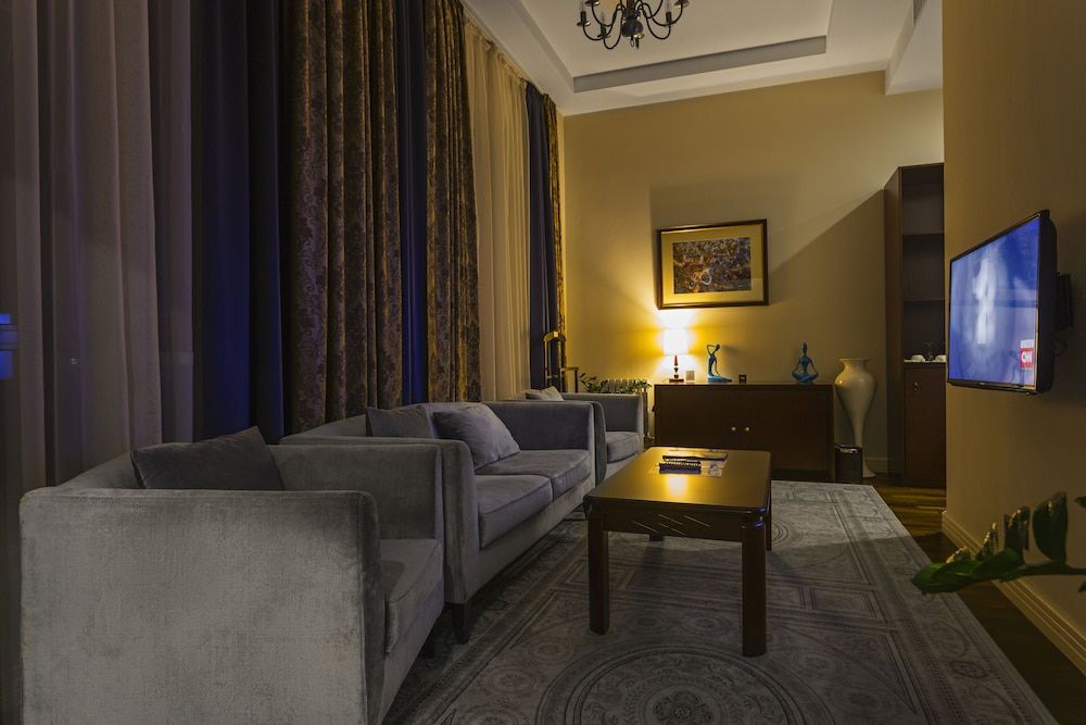 Ambassador Hotel Suite (Attache) 7