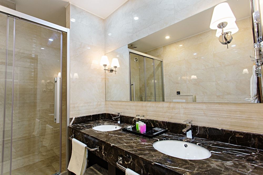 Ambassador Hotel Family Room 16