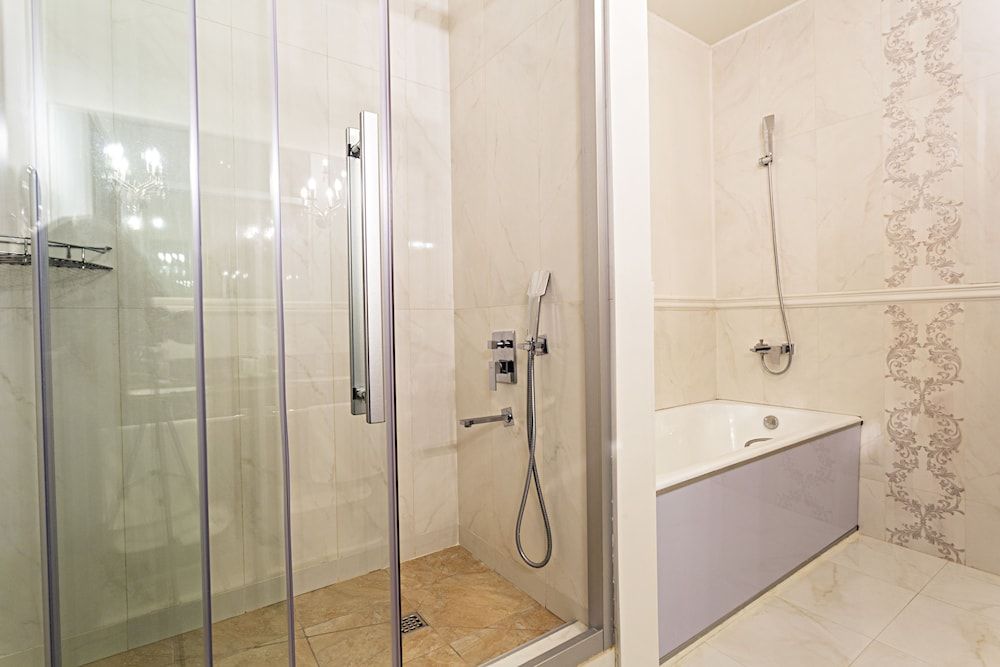 Ambassador Hotel Suite (Attache) 4