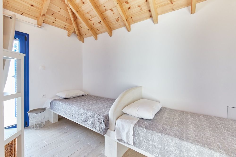 Atheras Junior Twin Room 2