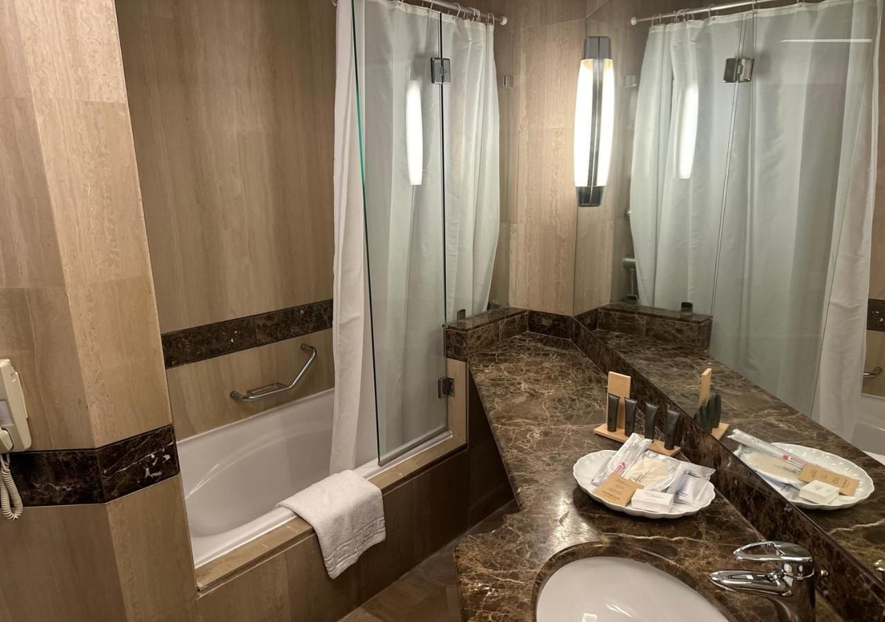 Deluxe King - 1 King Bed