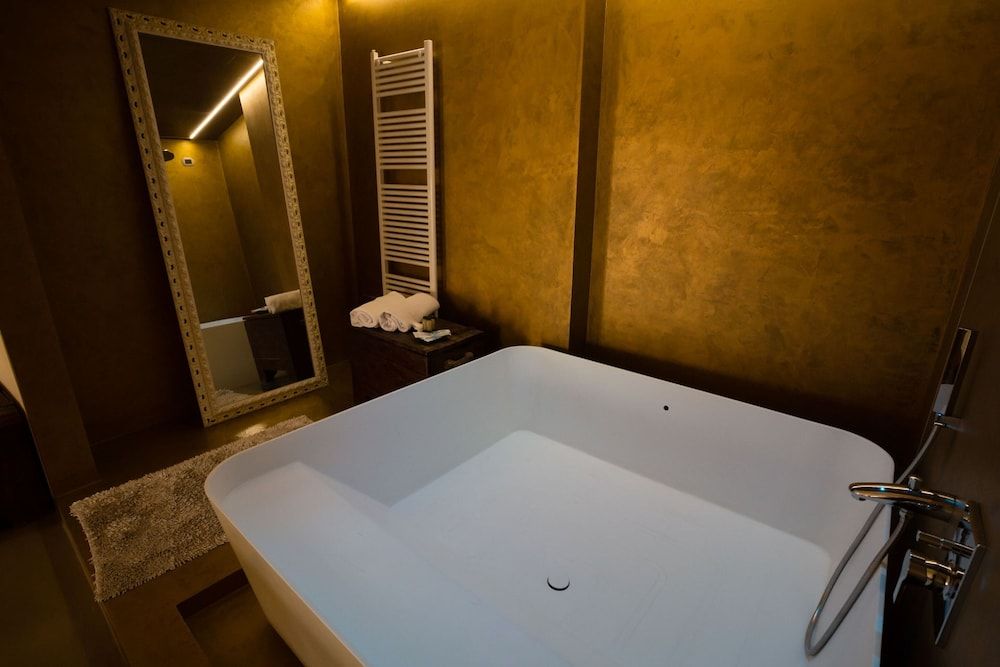 Albergo Trattoria Alessi Luxury Suite, 1 King Bed, Bathtub 10