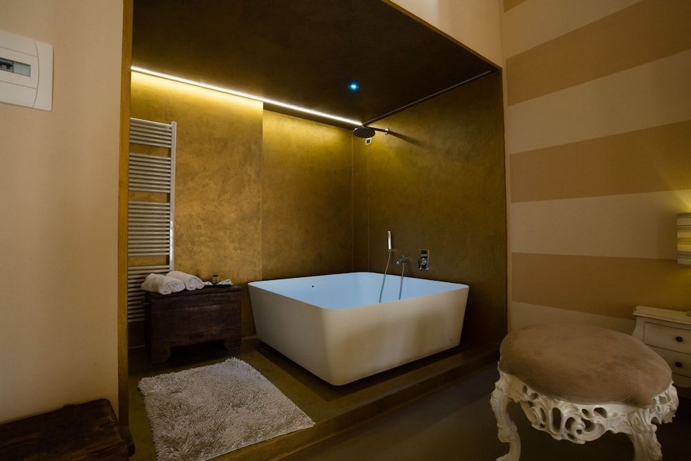 Albergo Trattoria Alessi Luxury Suite, 1 King Bed, Bathtub 11