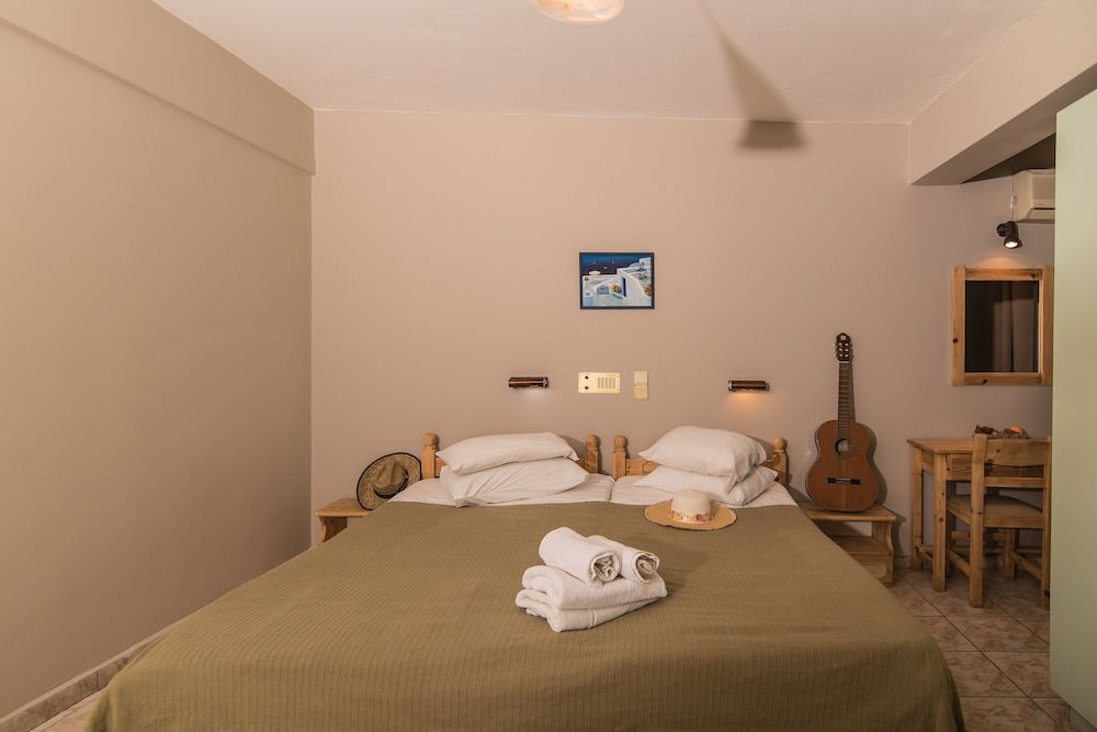 Economy Double Room (Double, Parking View)