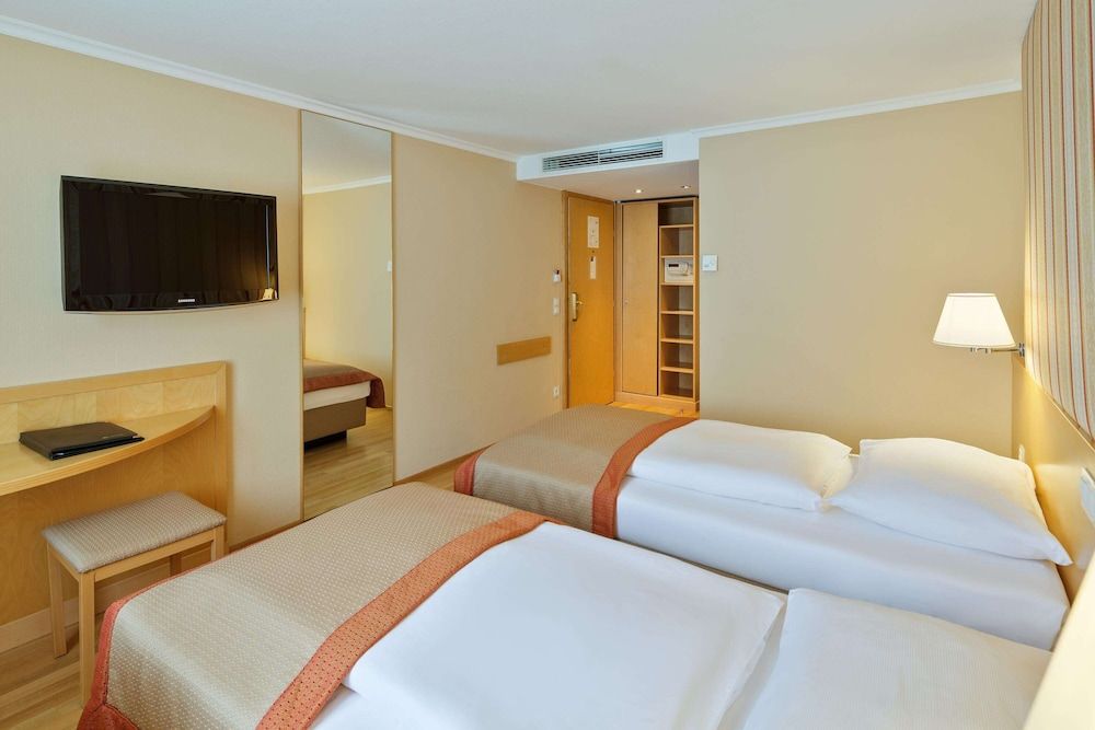 Austria Trend Hotel Ananas Classic Twin Room 2