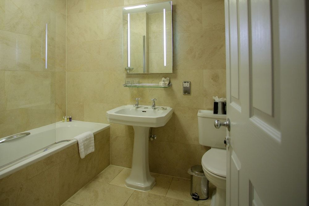 The Wood Norton Deluxe King Room 4