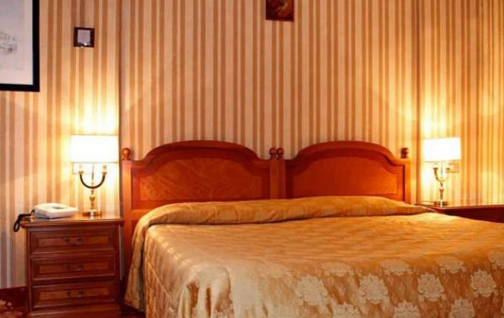 undefined Hotel Eliseo 6