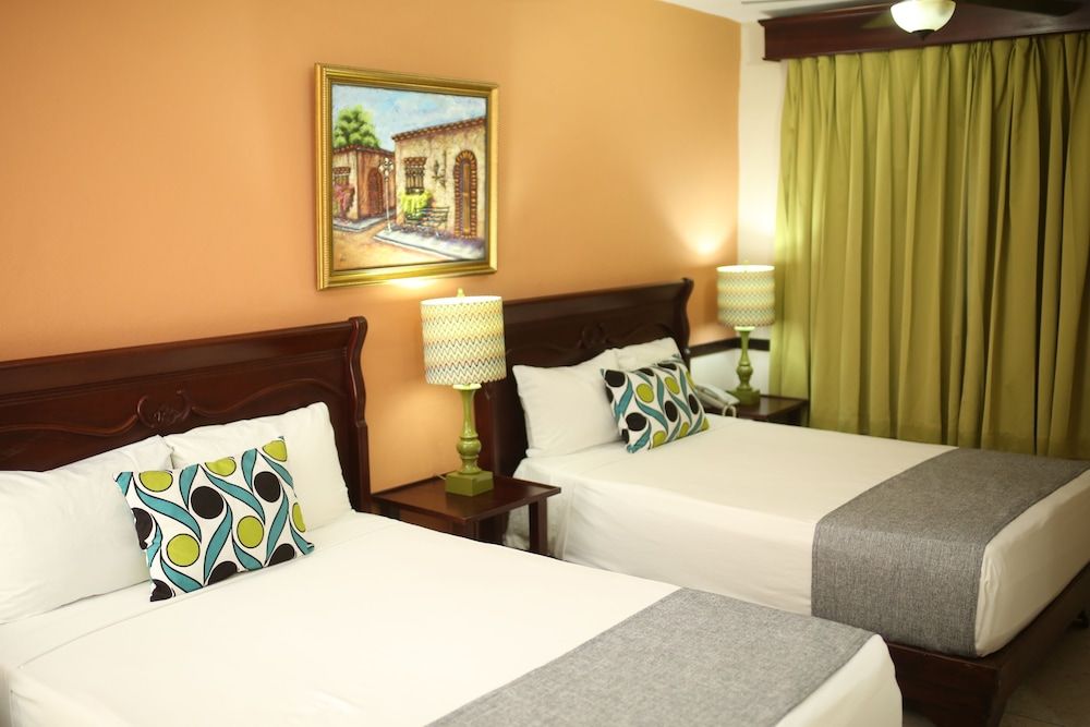 Platino Hotel & Casino Junior Suite 4