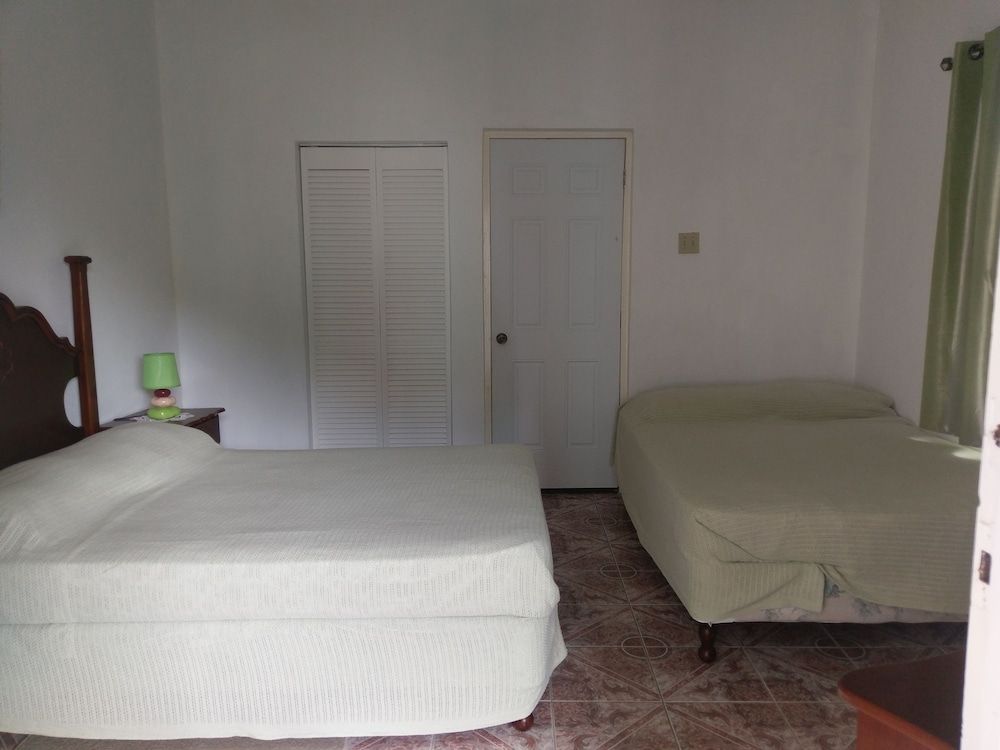 Polish Princess Guest House Quadruple Room, 2 Double Beds, Garden View 2