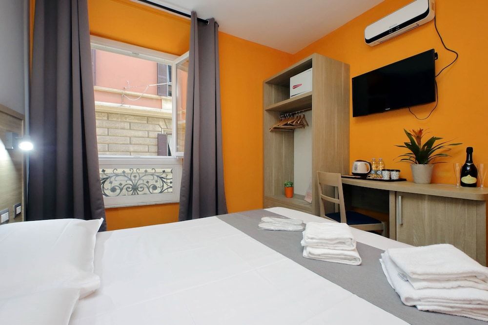 LHG Comfy Rooms Economy Double Room (New Moon) 6