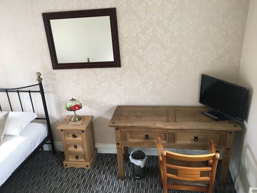 The Hollies Inn Suite, Ensuite 6