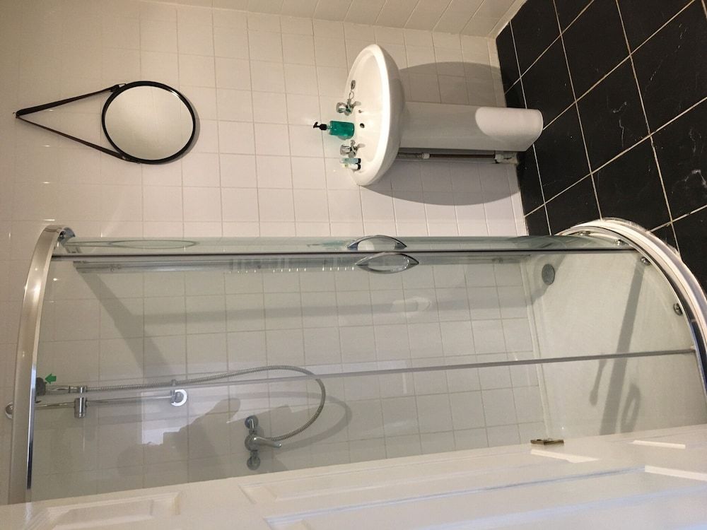 The Hollies Inn Suite, Ensuite 9