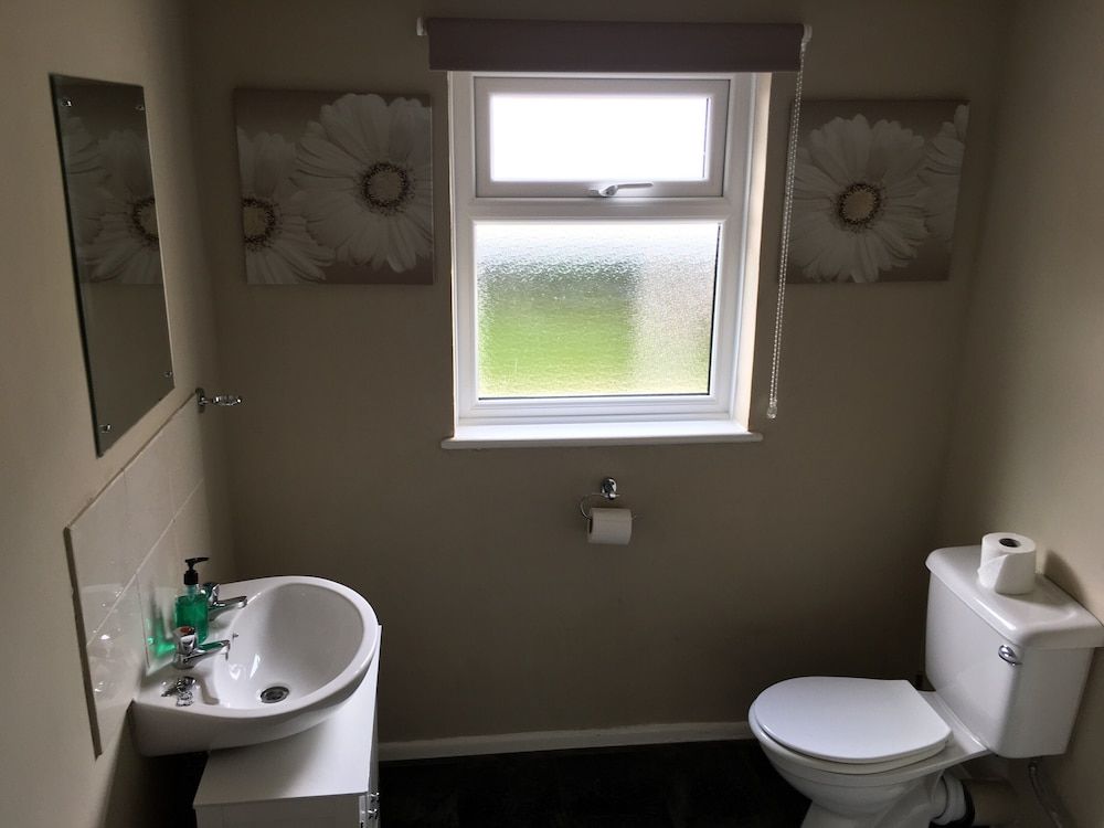 The Hollies Inn Suite, Ensuite 8