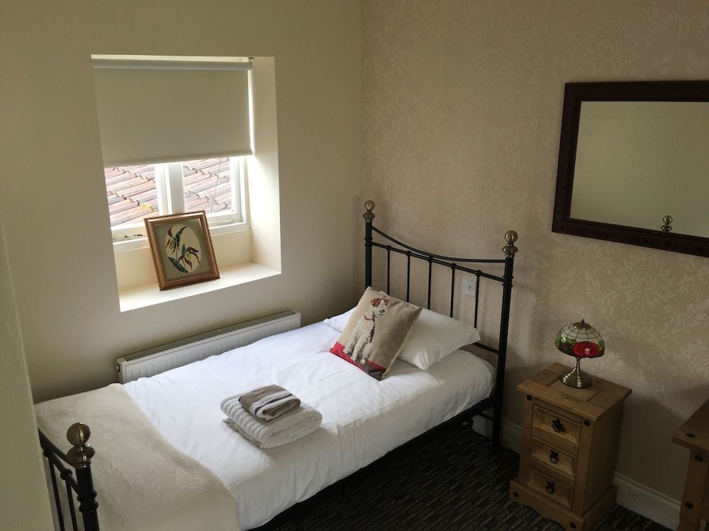 The Hollies Inn Suite, Ensuite 7