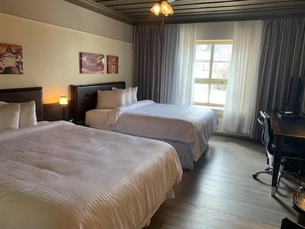 Hôtel Le Manoir Classic Room, 2 Queen Beds, City View 2
